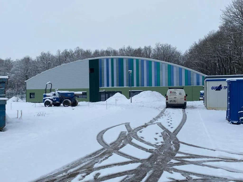 Lire la suite à propos de l’article Le complexe de tennis sous la neige !